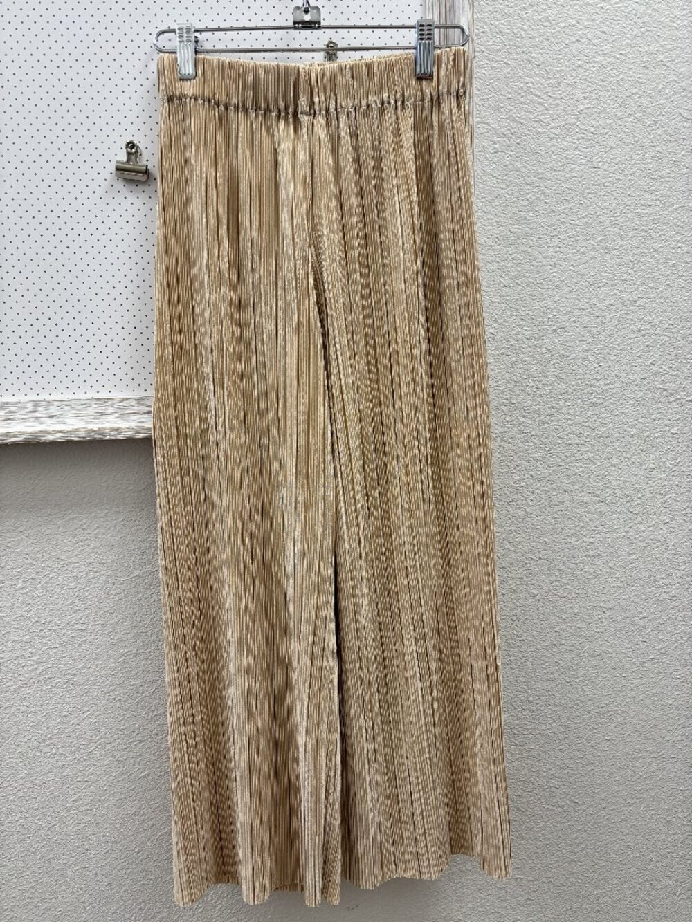 NWT Alice + Olivia Pleated Wide Leg Pants XS Almond. Retail $350